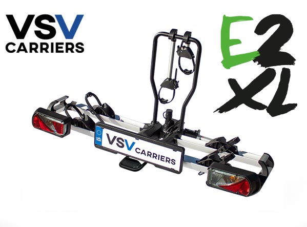 VSV E2 XL - <b>Adatto per monovolumi e furgoni con grande portellone posteriore.</b><br /> <b>Ideale per bici con manubri molto larghi.</b><br /> Capacità 2 bici anche e-BIKE (+ 1 bici optional cod. BCVSVEXT3ZX). Carico Max 60 Kg. Peso articolo 17 Kg.  in acciaio e alluminio. Portabici pieghevole.  Funzione reclinabile per l'apertura del bagagliaio. Passo bici: qualsiasi misura fino a 1350 mm.<br />Presa 7/13 poli- SPECIALE CON SUPPORTI RUOTA MAGGIORATI<br /> <b>ATTENZIONE:</b> l’apertura del portellone è garantita quando le bici sono caricate sul portabici.